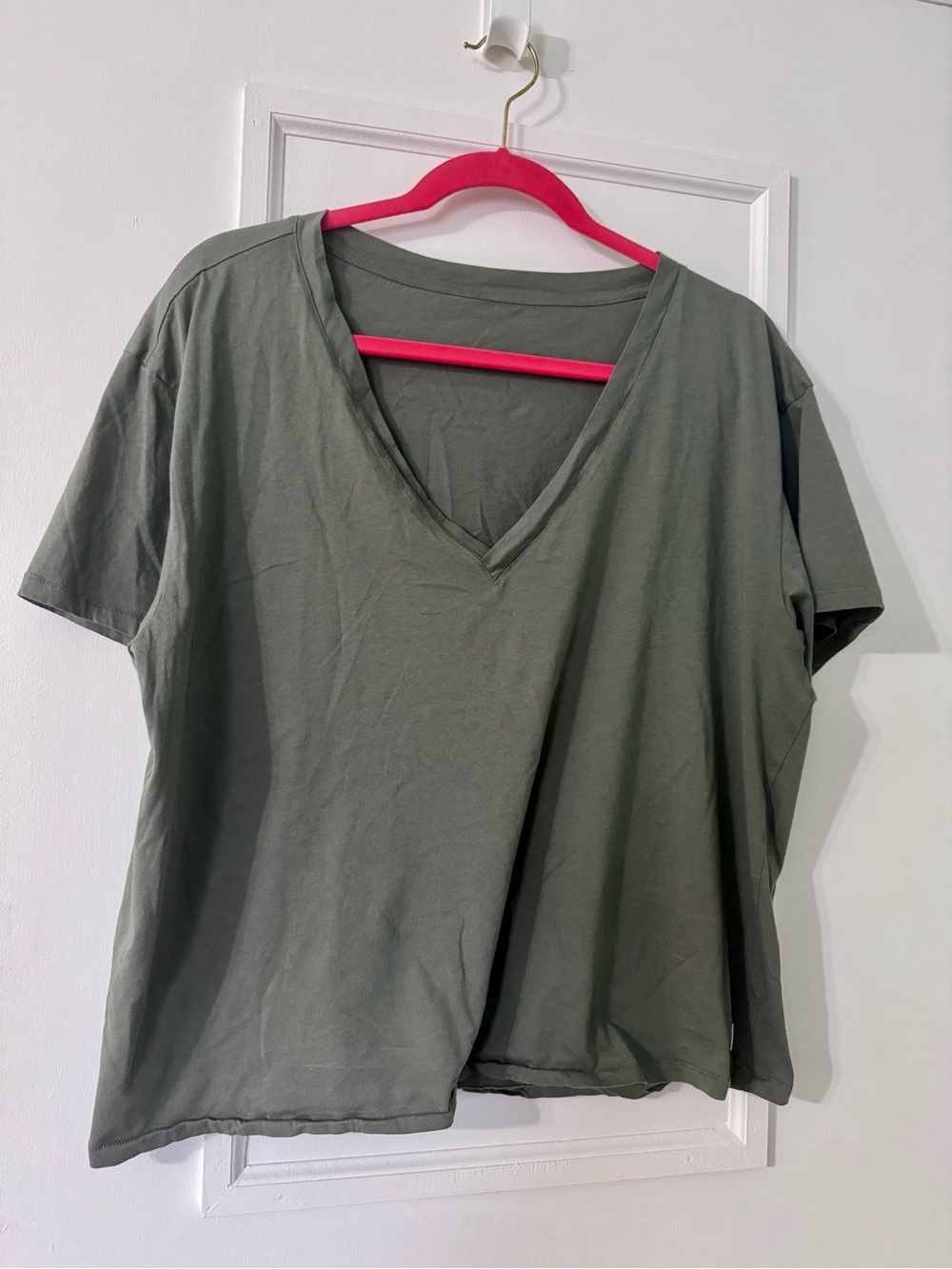 Vuori Women’s  V-Neck Relaxed Tee - Olive Size XL